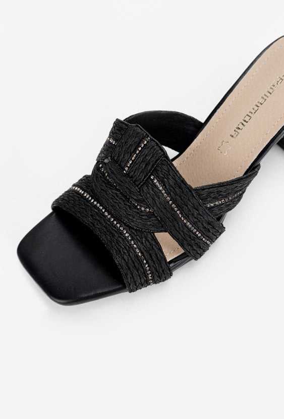 Klapki z szerokim, plecionym paskiem