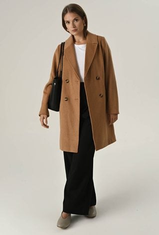 Klasyczny camelowy płaszcz z wełną