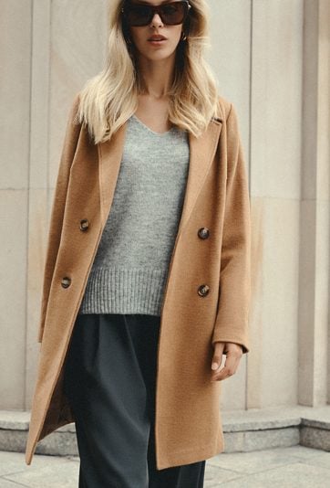 Klasyczny camelowy płaszcz z wełną