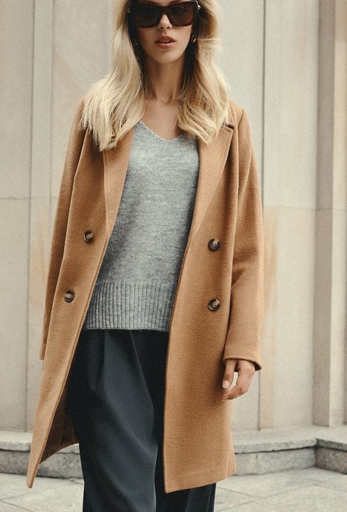 Klasyczny camelowy płaszcz z wełną