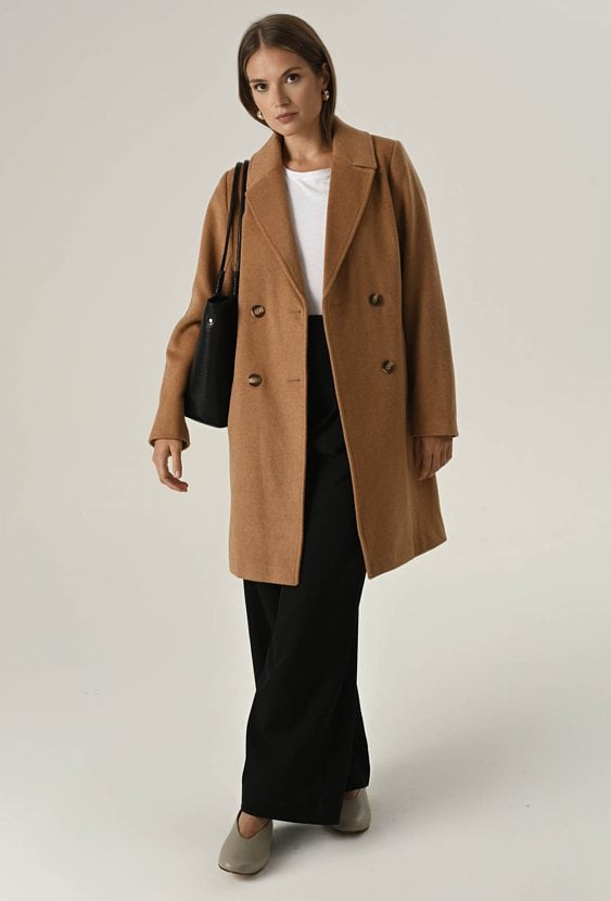 Klasyczny camelowy płaszcz z wełną