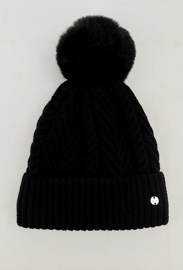 Czarna czapka z pomponem