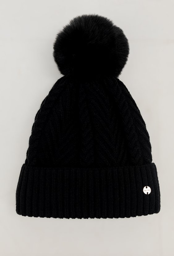 Czarna czapka z pomponem