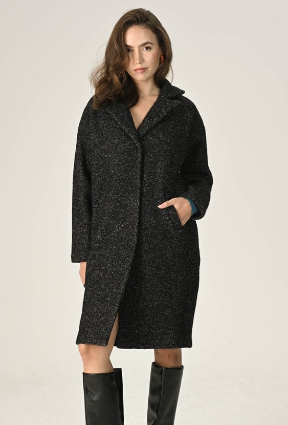 Melanżowy płaszcz w kolorze czarnym