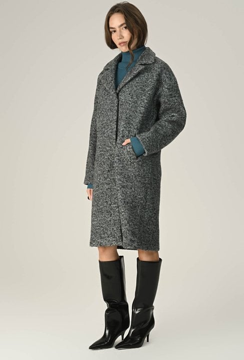 Melanżowy płaszcz w kolorze czarym