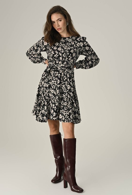 Krótka sukienka w ciekawy wzór