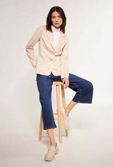 Zamszowy żakiet o klasycznym kroju