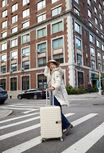 Błyszczący płaszcz damski