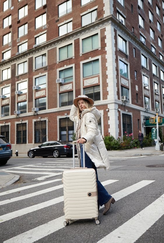 Błyszczący płaszcz damski