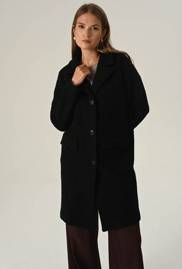 Czarny płaszcz z wełną
