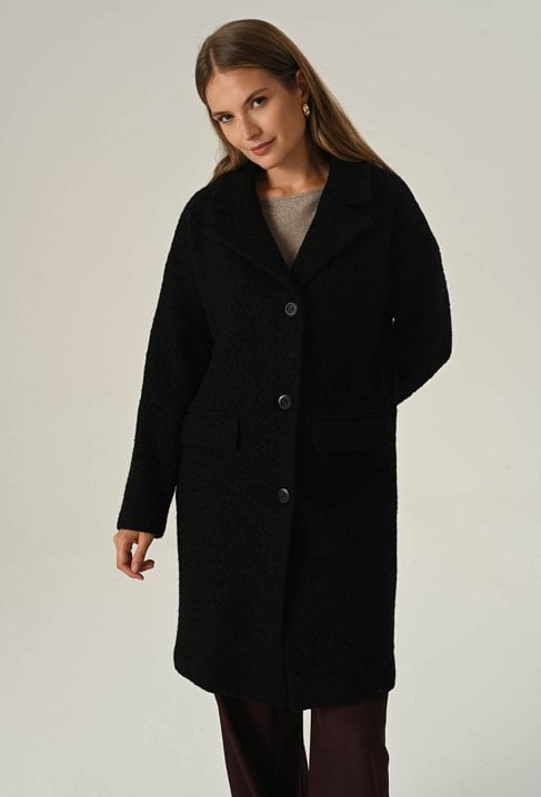 Czarny płaszcz z wełną