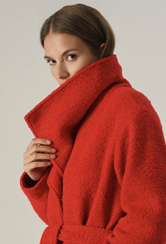 Długi płaszcz w kolorze czerwonym