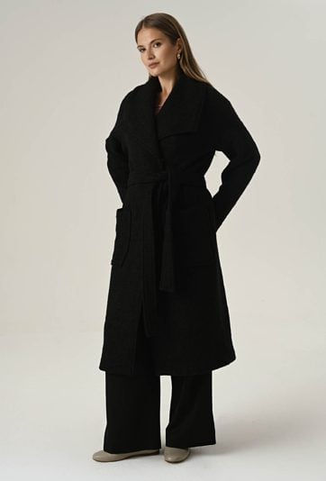 Długi płaszcz w kolorze czarnym