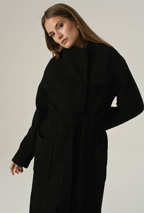 Długi płaszcz w kolorze czarnym