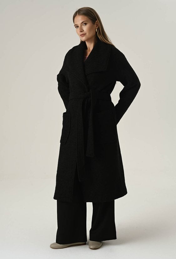 Długi płaszcz w kolorze czarnym