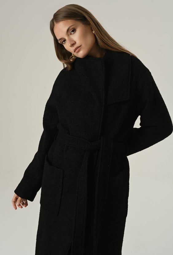 Długi płaszcz w kolorze czarnym