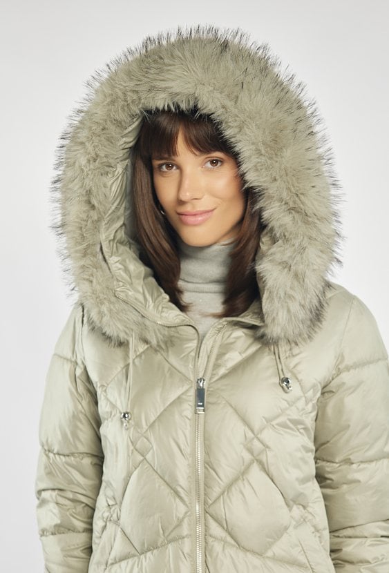 Pikowany płaszcz z kapturem