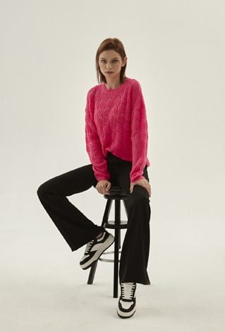 Ażurowy sweter w odcieniu różu