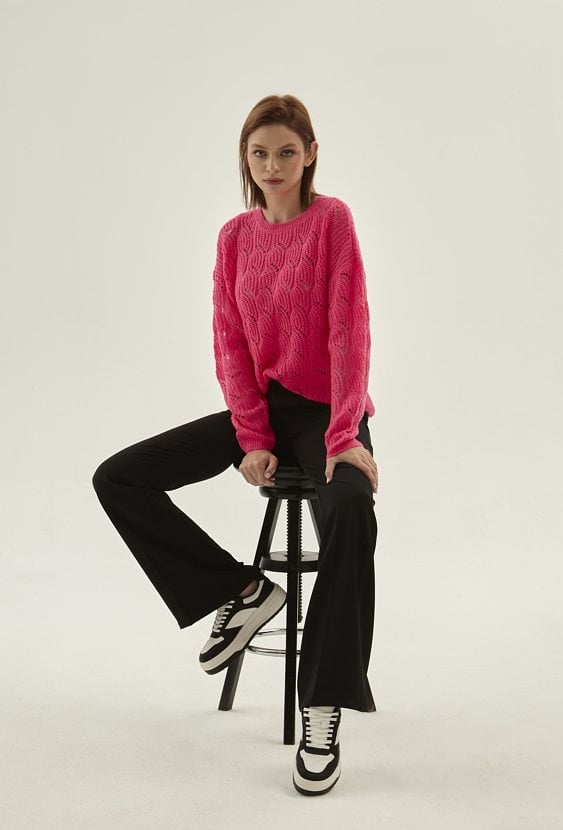 Ażurowy sweter w odcieniu różu