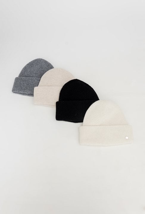 Czarna czapka z wełny