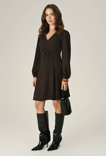 Sukienka z ozdobną klamrą