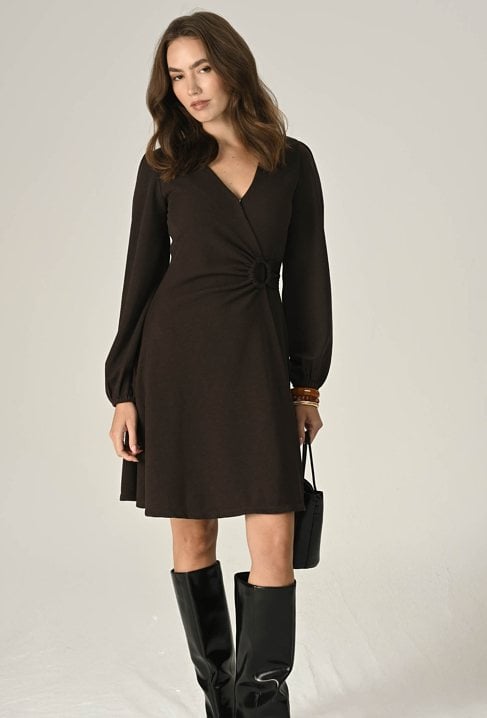 Sukienka z ozdobną klamrą