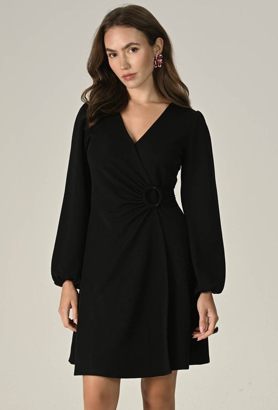 Sukienka z ozdobną klamrą