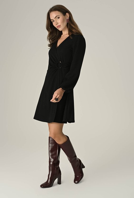 Sukienka z ozdobną klamrą