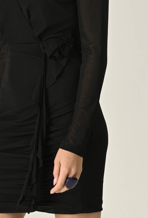 Krótka czarna sukienka z różą