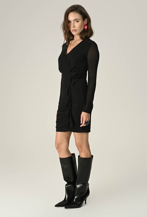 Krótka czarna sukienka z różą