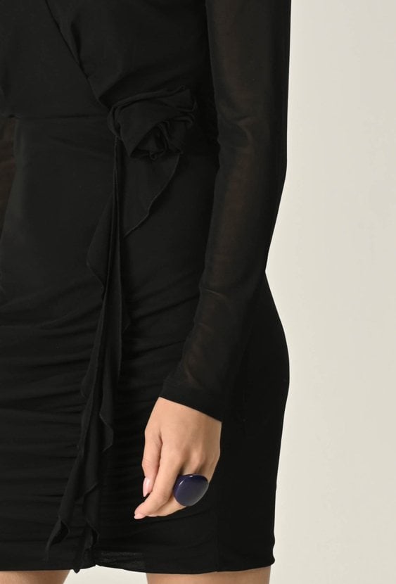 Krótka czarna sukienka z różą