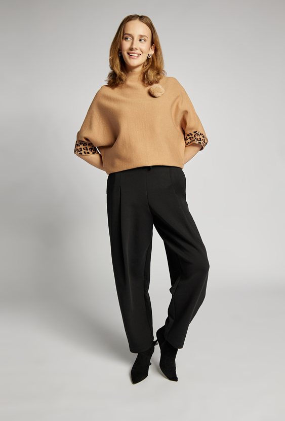 Sweter z agrafką