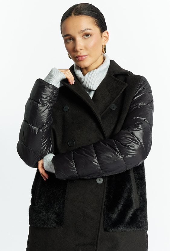 Płaszcz z łączonych materiałów