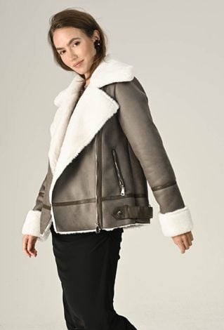 Kożuch z futrzanym kołnierzem