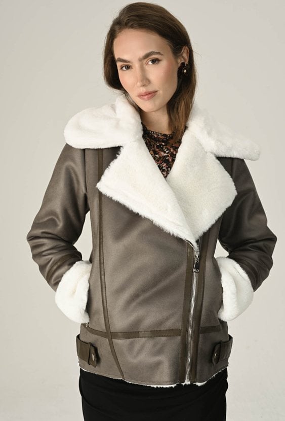 Kożuch z futrzanym kołnierzem