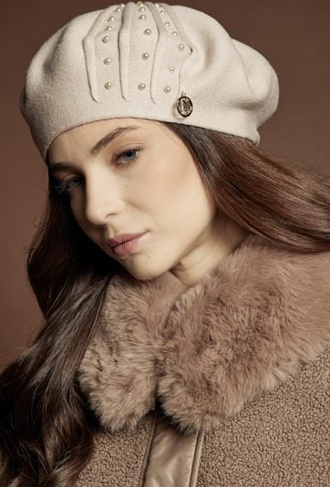 Klasyczny beret ze zdobieniami