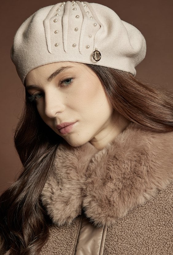Klasyczny beret ze zdobieniami