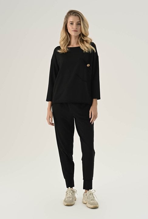 Czarna bluza z ozdobną kieszenią