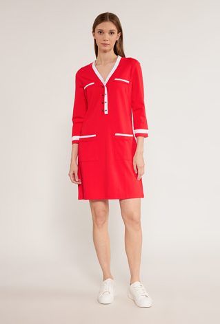 Sukienka o prostym kroju