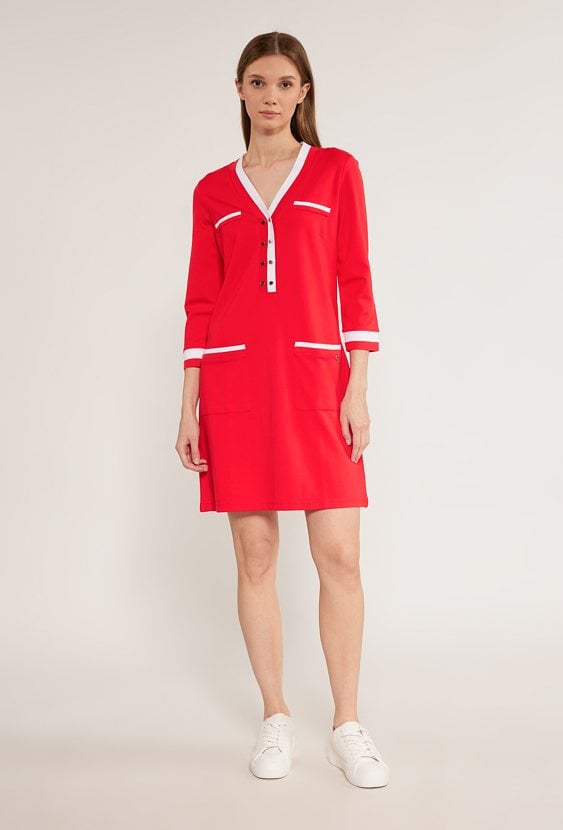 Sukienka o prostym kroju