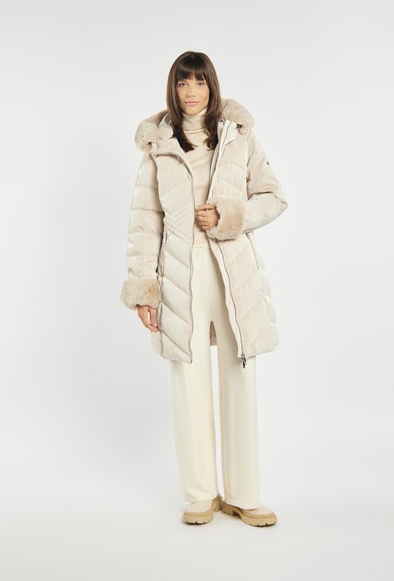 Stylowy płaszcz z wiązaniem