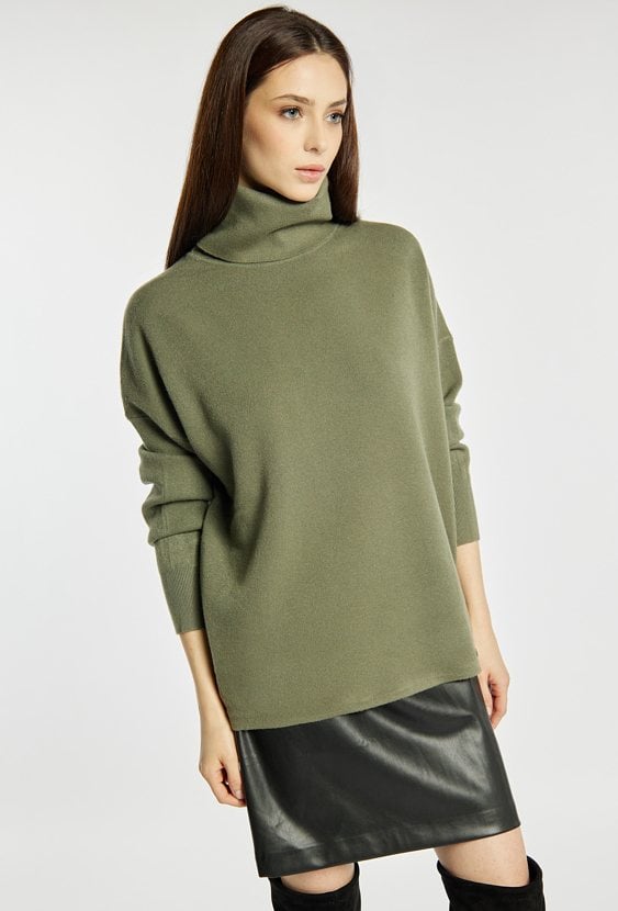 Sweter damski z luźnym golfem