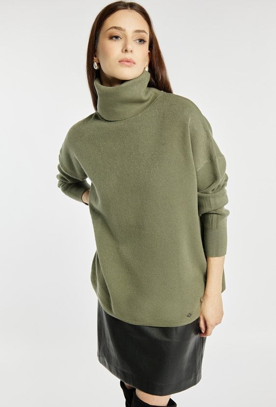 Sweter damski z luźnym golfem