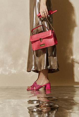 Klapki z szerokim, plecionym paskiem