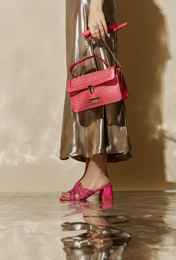 Klapki z szerokim, plecionym paskiem