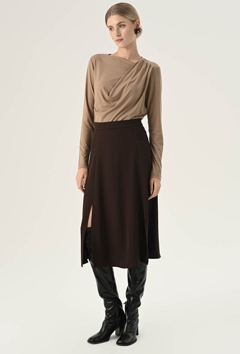 Beżowa asymetryczna bluzka z drapowaniem