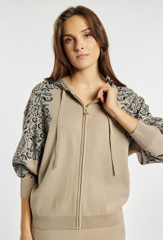 Sweter z kapturem
