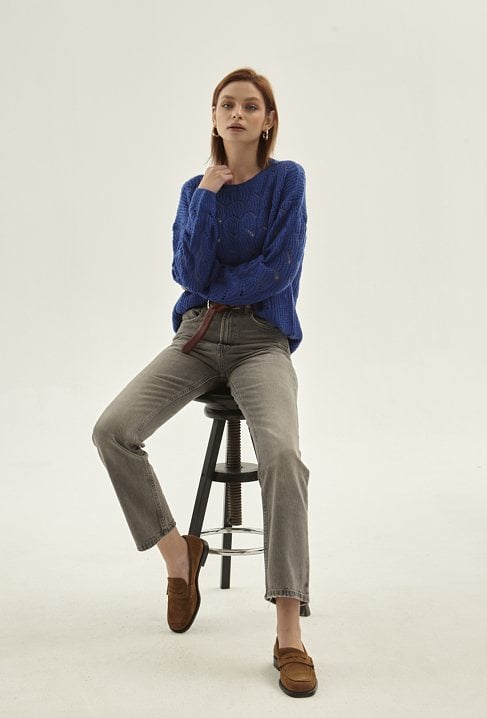 Ażurowy sweter w odcieniu kobaltu