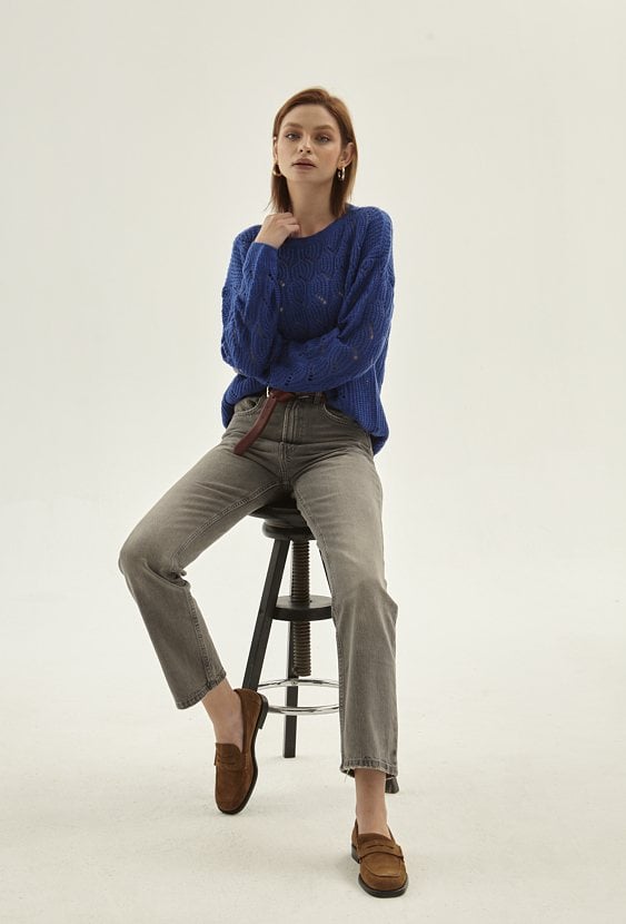 Ażurowy sweter w odcieniu kobaltu