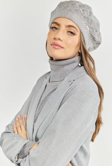 Beret damski z biżuteryjną broszką